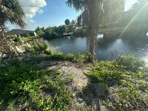 930 SW 8th Place Cape Coral FL 33991