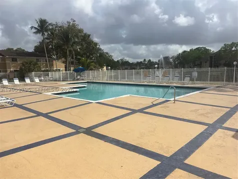 323 E Palm Circle E Pembroke Pines FL 33025