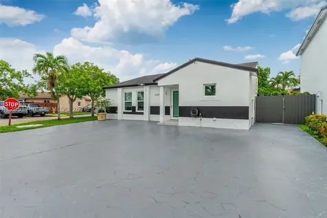 18928 NW 63rd Ct Circle Hialeah FL 33015