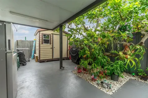 18928 NW 63rd Ct Circle Hialeah FL 33015