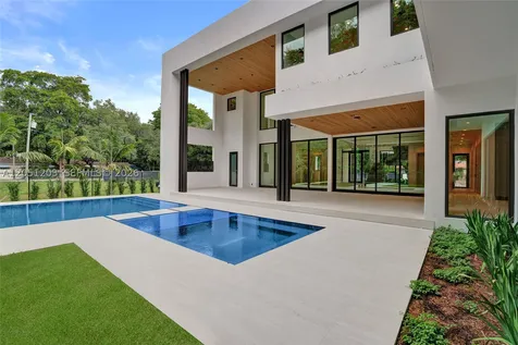 4640 Sunset Drive Miami FL 33143