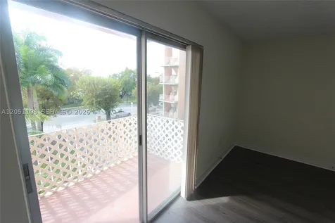 1655 W 44th Place Hialeah FL 33012