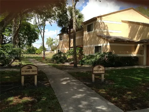 9441 N Palm Circle N Pembroke Pines FL 33025