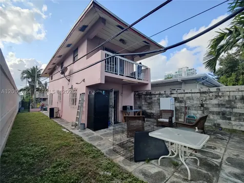 945 NW 19th Avenue Miami FL 33125
