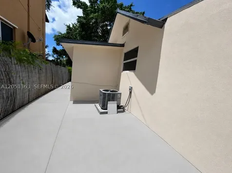1872 NW 1st Street Miami FL 33125