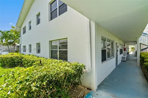 213 N Oakridge N Deerfield Beach FL 33442