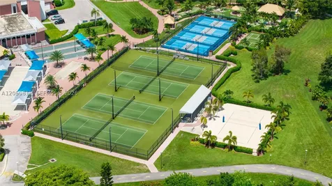 213 N Oakridge N Deerfield Beach FL 33442
