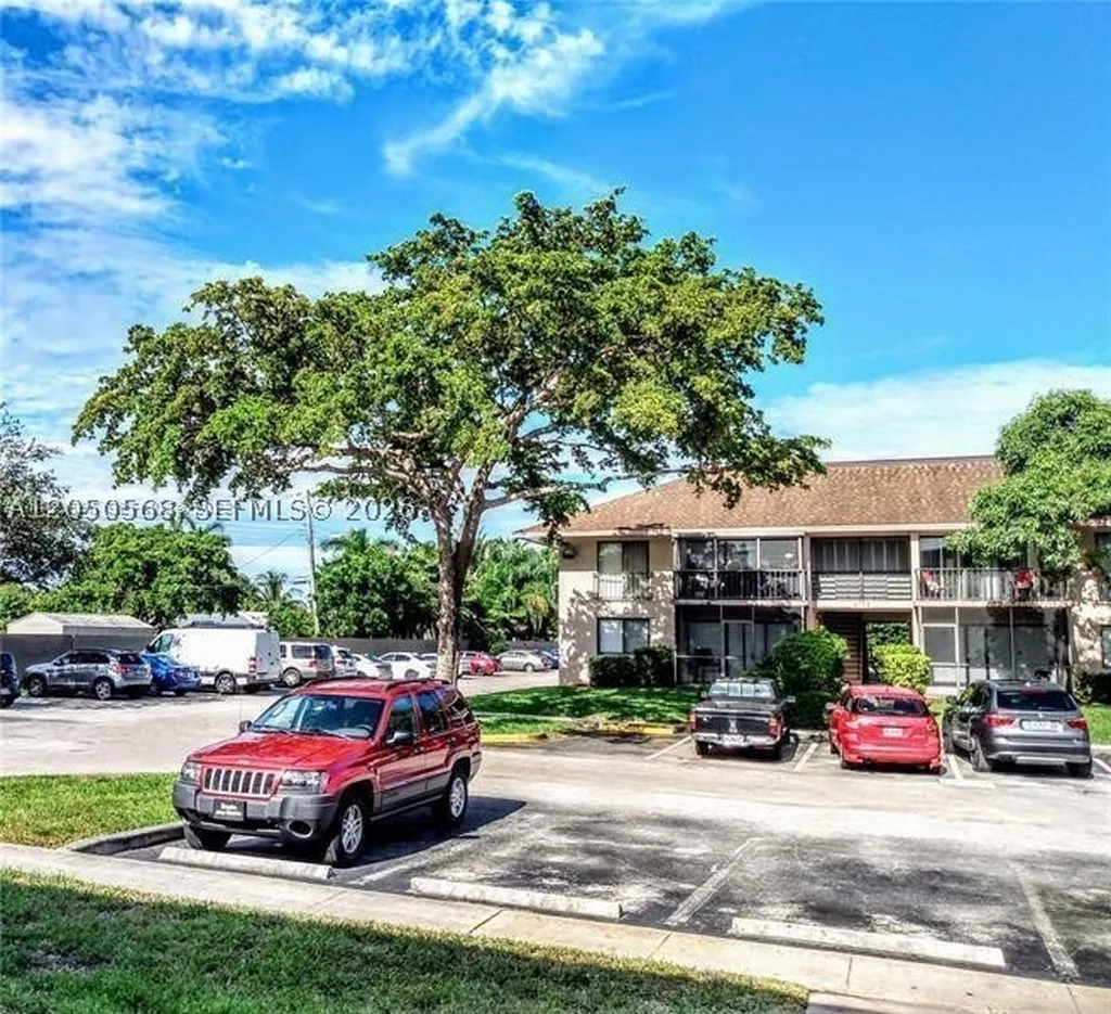 5841 Washington Street Hollywood FL 33023