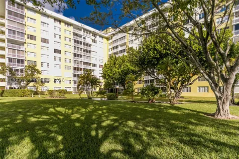 4400 Hillcrest Drive Hollywood FL 33021