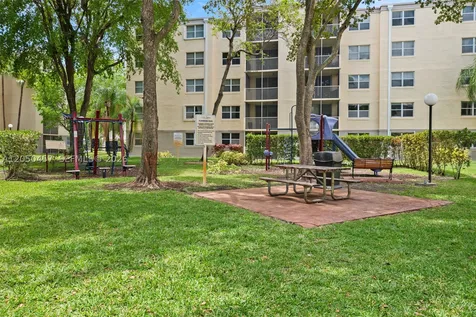 8373 Lake Drive Doral FL 33166