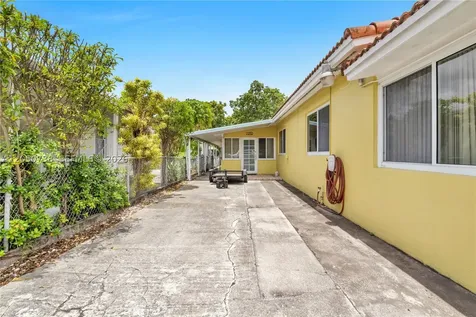 1052 NW 25th Avenue Miami FL 33125