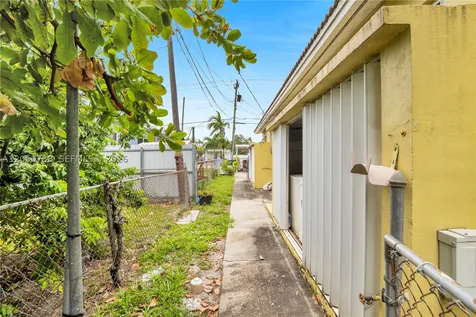 1052 NW 25th Avenue Miami FL 33125