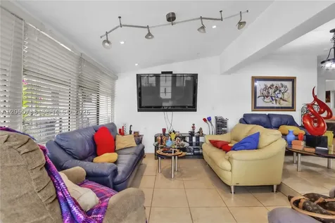 1052 NW 25th Avenue Miami FL 33125