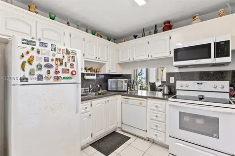 6900 Bay Drive Miami Beach FL 33141