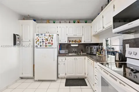 6900 Bay Drive Miami Beach FL 33141