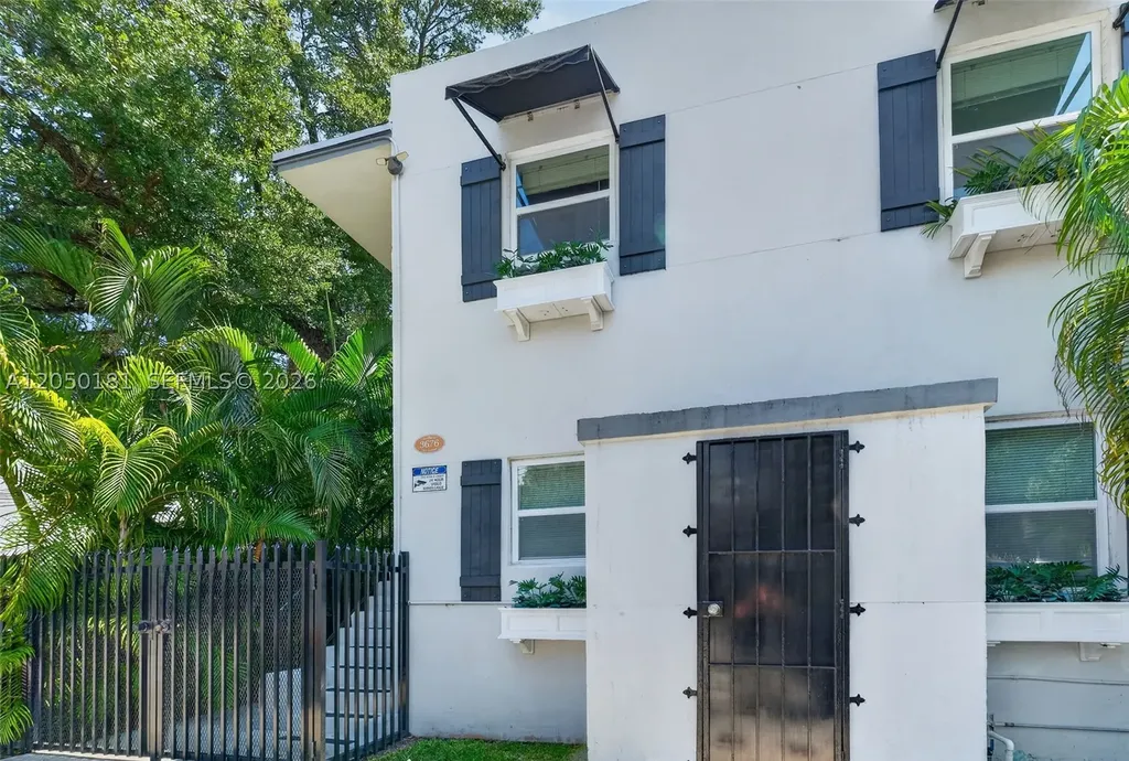 3676 Oak Avenue Miami FL 33133