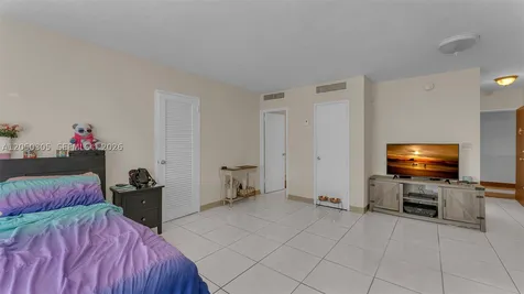 2899 Collins Avenue Miami Beach FL 33140