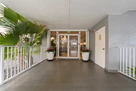 2642 Collins Avenue Miami Beach FL 33140