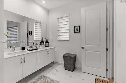 4374 NW 81st Avenue Doral FL 33166