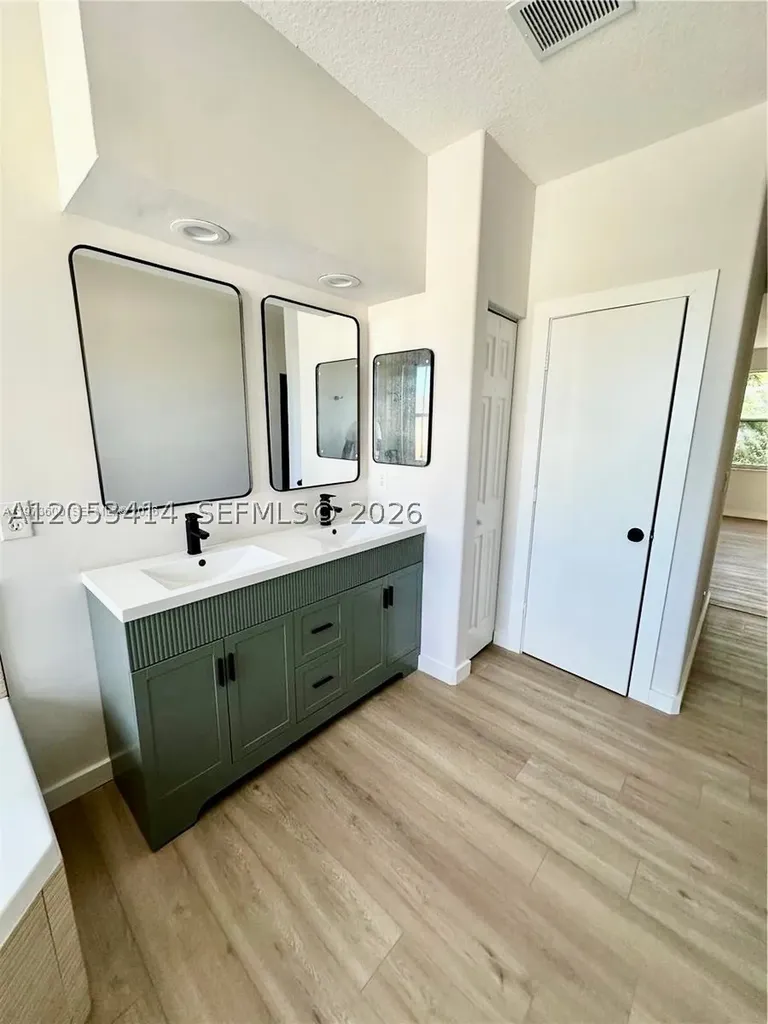 4946 SW 38th Way Hollywood FL 33312