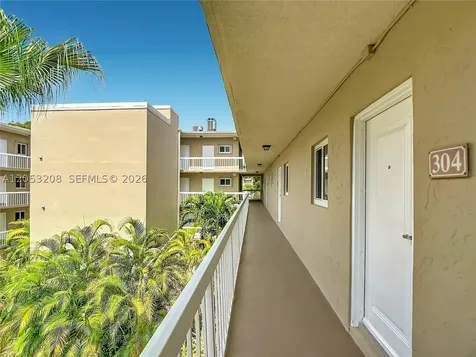 7722 Camino Real Miami FL 33143