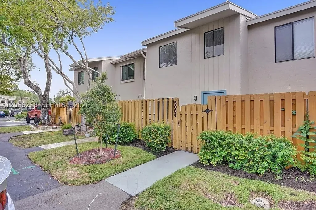 5084 S University Drive Davie FL 33328