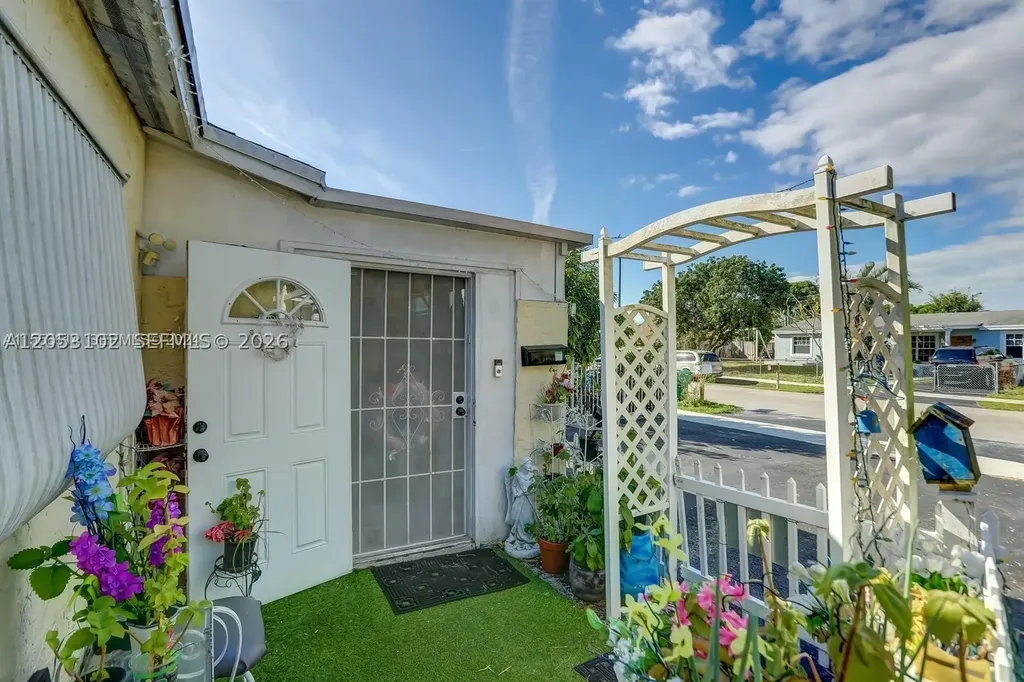 2200 SW 42nd Way Fort Lauderdale FL 33317
