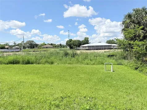 700 Connecticut Lehigh Acres FL 33936
