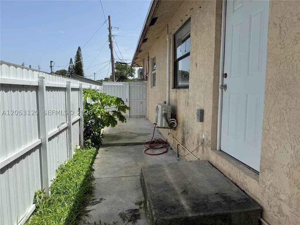 2120-2122 Thomas Street Hollywood FL 33020