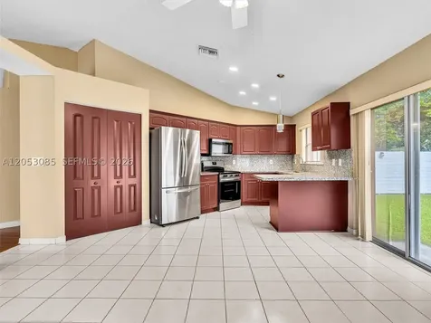 7249 NW 1st Manor Plantation FL 33317