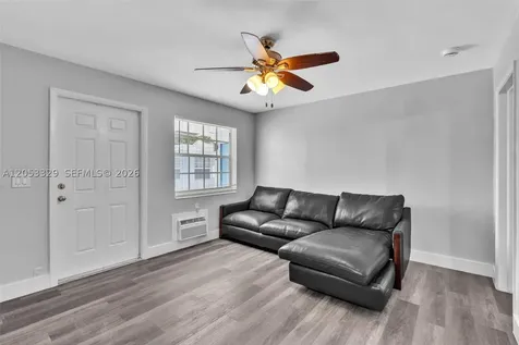 161 NW 40th Street Oakland Park FL 33309