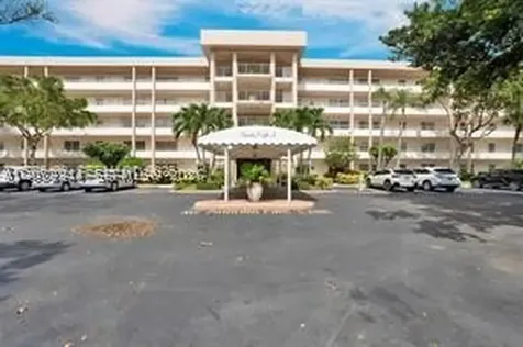 3970 Oaks Clubhouse Drive Pompano Beach FL 33069