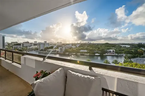 2555 Collins Avenue Miami Beach FL 33140
