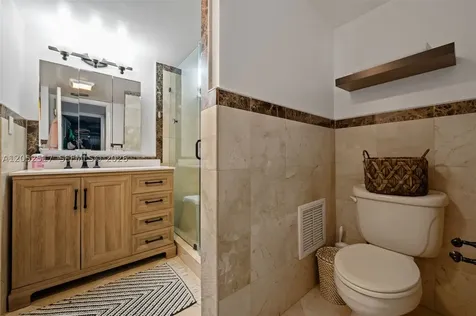 2555 Collins Avenue Miami Beach FL 33140
