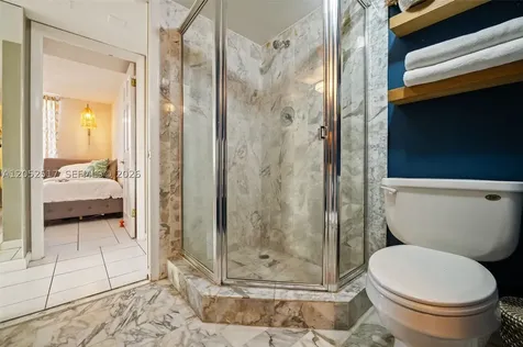 2555 Collins Avenue Miami Beach FL 33140