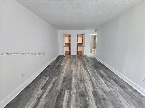 484 NW 165th St Road Miami FL 33169