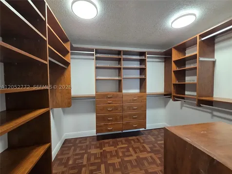 484 NW 165th St Road Miami FL 33169