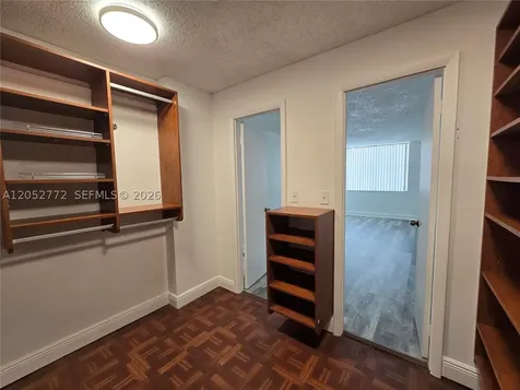 484 NW 165th St Road Miami FL 33169