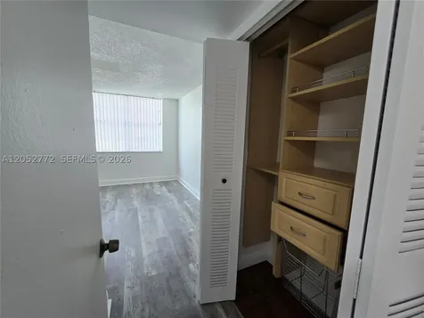 484 NW 165th St Road Miami FL 33169
