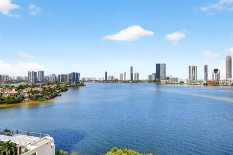 2800 Island Bl Aventura FL 33160