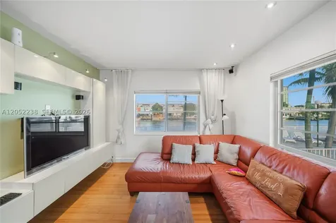 7207 Bay Drive Miami Beach FL 33141
