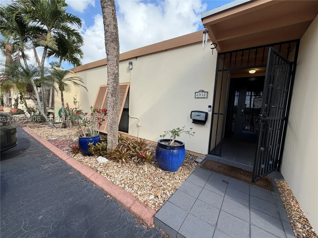 6932 Crown Gate Drive Miami Lakes FL 33014