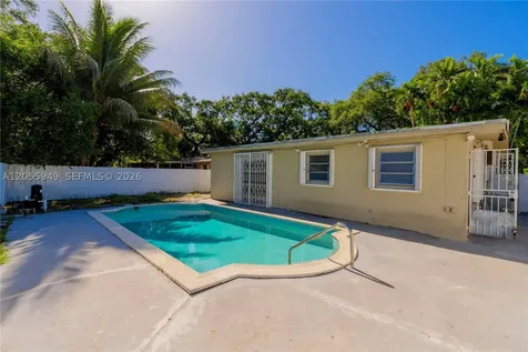 565 NE 160th Terrace Miami FL 33162