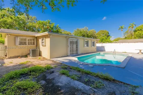 565 NE 160th Terrace Miami FL 33162