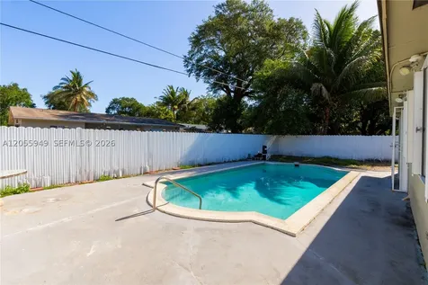 565 NE 160th Terrace Miami FL 33162