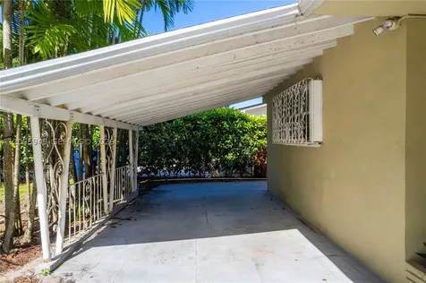 565 NE 160th Terrace Miami FL 33162