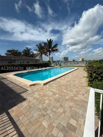 2250 Bay Drive Miami Beach FL 33141