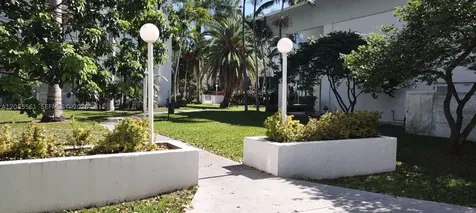 498 NW 165th St Road Miami FL 33169