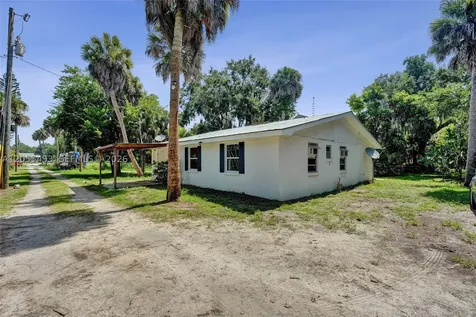 1069 Marina Moore Haven FL 33471