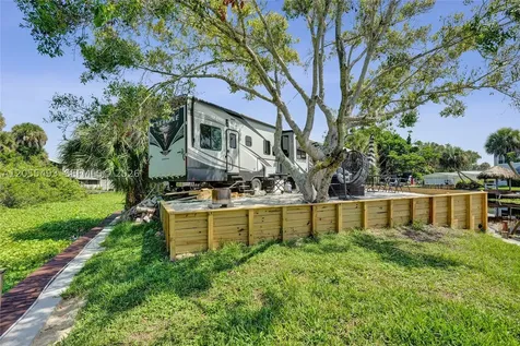 1069 Marina Moore Haven FL 33471